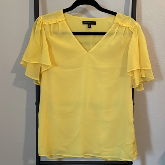 Barely worn medium flutter sleeve sunny yellow banana republic top - Picture 2 of 6